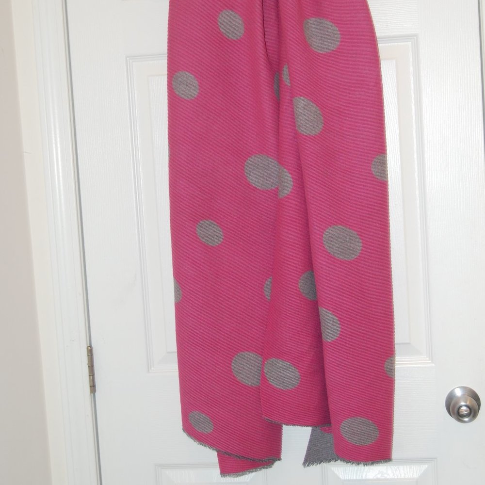 PRETTY PERSUASIONS Grey/Pink Polka Dotted Ribbed Reversible Scarf One Size